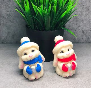 Изображение Фигурка из глазури Зайка с кружкой, цвета в ассортименте