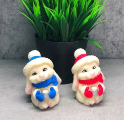 Изображение Фигурка из глазури Зайка с кружкой, цвета в ассортименте